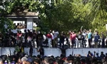 Người biểu tình bao vây khu nhà của Thủ tướng Sri Lanka ngày 24/4. (Ảnh: Times of Israel)