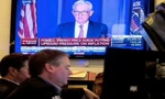 Hình ảnh chủ tịch Fed Jerome Powell phát biểu xuất hiện trên màn hình tại sàn chứng khoán New York ngày 16/3. (Ảnh: Reuters)