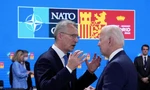 Tổng thống Mỹ Joe Biden và Tổng thư ký NATO Jens Stoltenberg gặp nhau tại Madrid ngày 29/6. (Ảnh: AP)