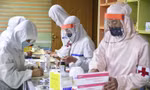 Đội y tế thuộc quân đội Triều Tiên đang phát thuốc tại một quầy ở Bình Nhưỡng ngày 18/5. (Ảnh: Getty)