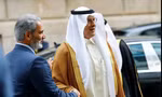 Bộ trưởng Năng lượng Ả-rập Xê-út Abdulaziz bin Salman và Tổng thư ký OPEC Haitham al-Ghais bắt tay trước của họp của nhóm tại Vienna. (Ảnh: Reuters)