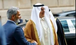 Bộ trưởng Năng lượng Ả-rập Xê-út Abdulaziz bin Salman và Tổng thư ký OPEC Haitham al-Ghais bắt tay trước của họp của nhóm tại Vienna. (Ảnh: Reuters)