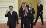 Ông Lý Cường là người đi sau ông Tập Cận Bình khi bước vào phòng họp báo kết thúc Đại hội Đảng XX. (Ảnh: Getty)