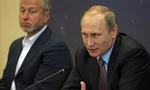 Tỷ phú Roman Abramovich trong một bức ảnh cùng Tổng thống Nga Vladimir Putin. (Ảnh: Daily Mail)