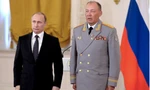 Tổng thống Nga Vladimir Putin và Tướng Alexander Dvornikov trong lễ trao huy hiệu năm 2016. (Ảnh: Spunik)