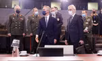 Thứ trưởng Ngoại giao Nga Alexander Grushko và Tổng thư ký NATO Jens Stoltenberg sau cuộc họp ngày 12/1 tại Brussels. (Ảnh: Reuters)