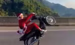 Khởi tố quái xế mặc quần áo ông già Noel bốc đầu xe máy