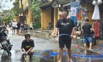 Du khách xắn tay cùng người dân dọn dẹp phố cổ Hội An sau bão Noru