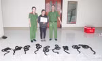 Người phụ nữ vận chuyển 9 cá thể rắn hổ mang chúa
