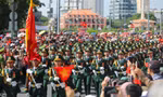 Xúc động khoảnh khắc đoàn diễu binh 'đi giữa vòng tay nhân dân'