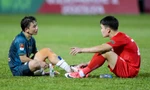 Hoàng Đức động viên Minh Vương sau trận thắng ngược dòng trước HAGL
