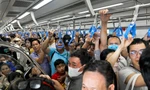 Metro số 1 quá tải ngày đầu, nhiều người không lên được tàu phải bỏ về