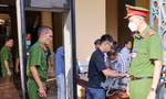 Giải tán nhóm người livestream tại phiên toà xét xử bà Nguyễn Phương Hằng 