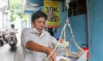 Quán hủ tiếu ở TPHCM hút khách nhờ 'chiêu' bán hàng độc lạ