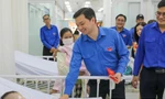 Bí thư Trung ương Đoàn chúc Tết bệnh nhi và cảnh sát giao thông