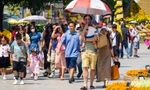 Nắng oi bức, người dân vẫn tranh thủ 'check-in' đường hoa Nguyễn Huệ ngày cuối
