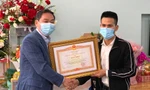 Phó Chủ tịch thường trực UBND thành phố Hà Nội Lê Hồng Sơn trao tặng bằng khen của Thủ tướng cho anh Nguyễn Ngọc Mạnh.