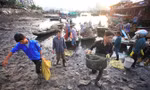 Chợ hải sản tấp nập trên cầu cảng ra đảo Cô Tô