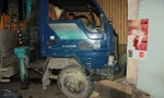 Chiếc xe tải cẩu chỉ dừng lại khi đâm vào nhà dân.