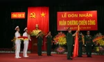 Thừa ủy quyền của Chủ tịch nước, Trung tướng Phan Văn Văn Giang gắn Huân chương Chiến công lên Quân kỳ Quyết thắng của Tổng cục II.