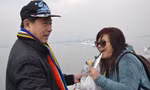 Hai khách du lịch cùng hành động thô bạo với chú chim hải âu. Ảnh:The People's Daily.