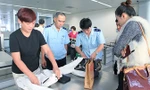 Hải quan cửa khẩu sân bay Đà Nẵng làm nhiệm vụ soi chiếu, kiểm tra hành lý của hành khách. Ảnh minh hoạ: Nguyễn Đông.