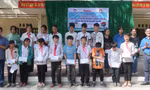 Đoàn Thanh niên Báo Tiền Phong tặng sách giáo khoa và học bổng tới học sinh vùng cao