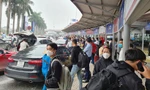 Sân bay Nội Bài đông nghẹt người đi lại và về quê ăn Tết 