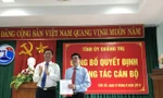 Phó Bí thư Thường trực Tinh ủy Quảng Trị Nguyễn Đăng Quang chúc mừng tân Bí thư Huyện đảo Cồn Cỏ Võ Viết Cường (phải).