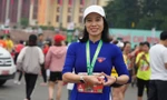 Chuyện người mặc áo dài xanh trên đường chạy Tiền Phong Marathon