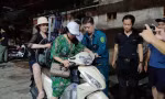 Cận cảnh người dân ở chung cư cũ Hà Nội di dời trong đêm tránh siêu bão