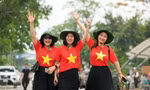 Dòng người 'vượt nắng, thắng mưa', đổ về các địa điểm lịch sử ở Điện Biên Phủ