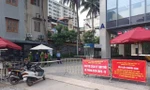 Rào chắn chung cư Rivera Park 69 Vũ Trọng Phụng (quận Thanh Xuân) sau khi có ca dương tính SARS-CoV-2. Ảnh: T.D