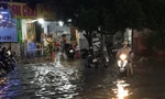 Mưa lớn ở Cần Thơ, nước dâng ngập nửa bánh xe