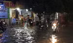 Mưa lớn ở Cần Thơ, nước dâng ngập nửa bánh xe