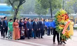 Lãnh đạo thành phố Hà Nội đặt hoa tưởng niệm tại Tượng đài V.I.Lênin