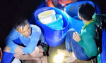 Vật lộn với gió to, sóng lớn giữa đêm cứu 5 người gặp nạn trên biển