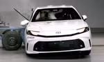Toyota Camry đời mới lập kỷ lục trong thử nghiệm an toàn