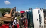 Xe tải chở bia bị lật, dân giúp tài xế gom tài sản