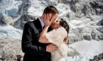Cặp đôi kiên trì leo núi suốt 3 tuần để kết hôn trên đỉnh Everest
