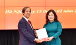 Tân Thứ trưởng Bộ GD&ĐT Nguyễn Thị Kim Chi (người bên phải) nhận Quyết định bổ nhiệm. Ảnh: Xuân Phú.
