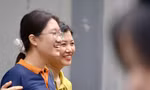 Thí sinh vui vẻ ra khỏi phòng thi. Ảnh: Trọng Tài