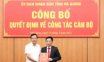 Chủ tịch UBND tỉnh Hà Giang Nguyễn Văn Sơn trao Quyết định cho ông Bùi Quang Trí. Ảnh: Hagiang.gov.vn