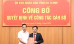 Chủ tịch UBND tỉnh Hà Giang Nguyễn Văn Sơn trao Quyết định cho ông Bùi Quang Trí. Ảnh: Hagiang.gov.vn