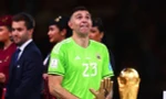 Thủ môn Argentina gặp rắc rối vì hành động khiếm nhã sau chung kết World Cup