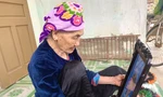 Mẹ Lưu Thị Linh bên di ảnh của liệt sỹ Hồ Văn Nuôi