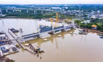 Các cống ngăn triều đã lắp cửa van nhưng công trình phải “đắp chiếu”, không thể tiếp tục thi công để đưa vào vận hành chống ngập 
