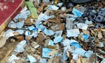Khẩu trang y tế đã sử dụng bị vứt bừa bãi ngoài đường 