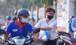 Những hình ảnh đẹp của sinh viên tình nguyện ‘Tiếp sức mùa thi’ trong ngày thi thứ hai