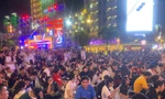 Bạn trẻ hào hứng tham gia Countdown 2025 tại Phố đi bộ Nguyễn Huệ